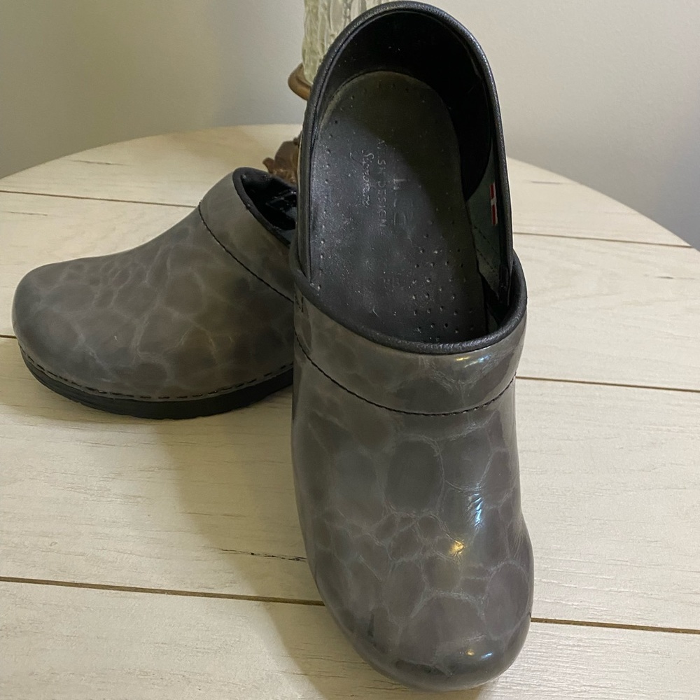 Sanita brand clogs in gray croc pattern size 38(6/2-7)